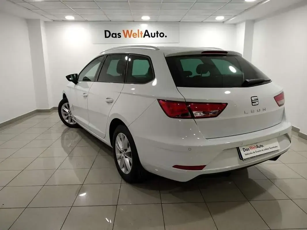 Usado Seat Leon ST Style 110 CV (80 kW) 2017 Blanco Familiar