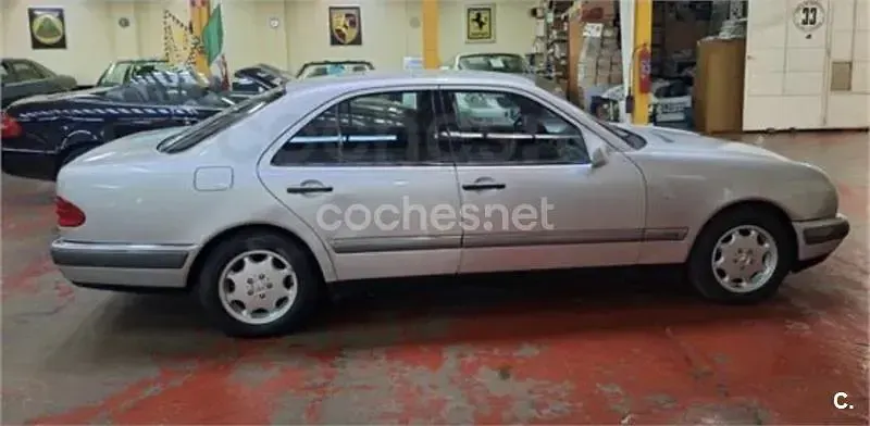 Usado Mercedes E230 Elegance 150 CV (110 kW) 1995 Gris / plata Berlina
