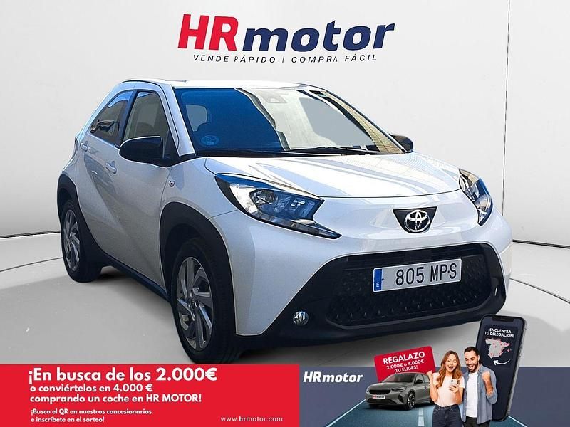 Blanco Usado 2024 Toyota Aygo Play Utilitario | 15.610 € (Un poco caro) - Imagen 1/4