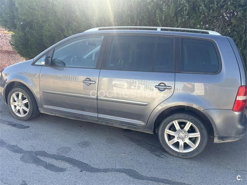 Usado VW Touran Advance 136 CV (100 kW) 2004 Gris / plata Monovolumen