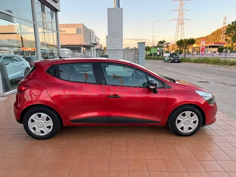 Usado Renault Clio IV Authentique 75 CV (55 kW) 2014 Rojo Berlina