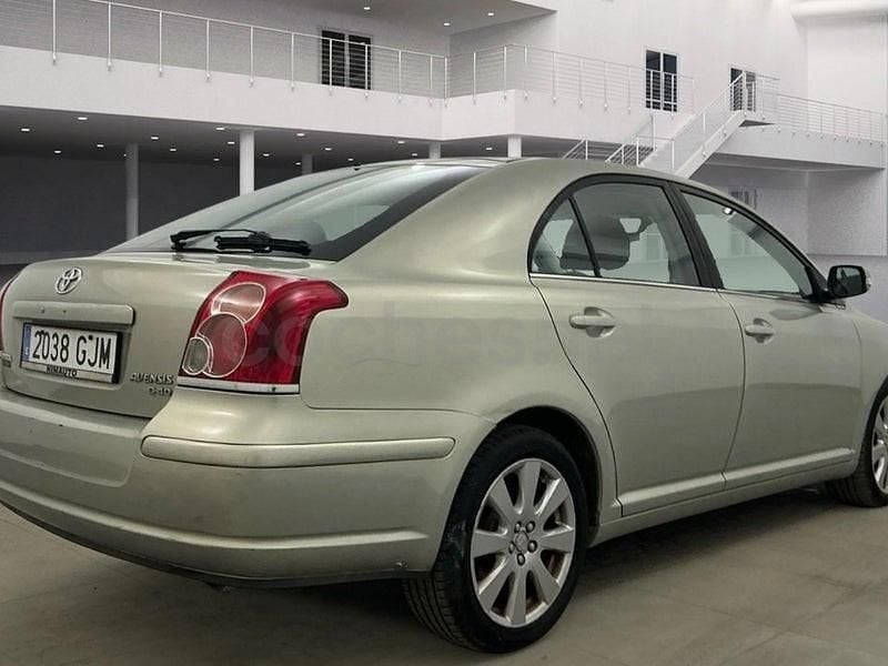Usado Toyota Avensis Sol 126 CV (92 kW) 2008 Beige Berlina