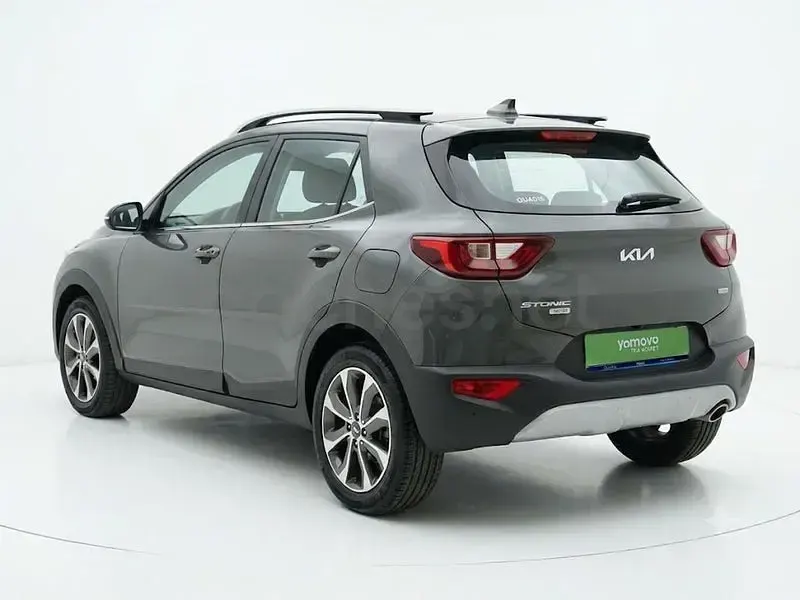 Usado Kia Stonic 120 CV (88 kW) 2023 Gris SUV