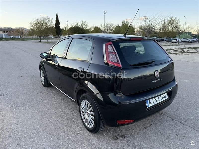 Usado Fiat Punto Pop 75 CV (55 kW) 2013 Negro Utilitario