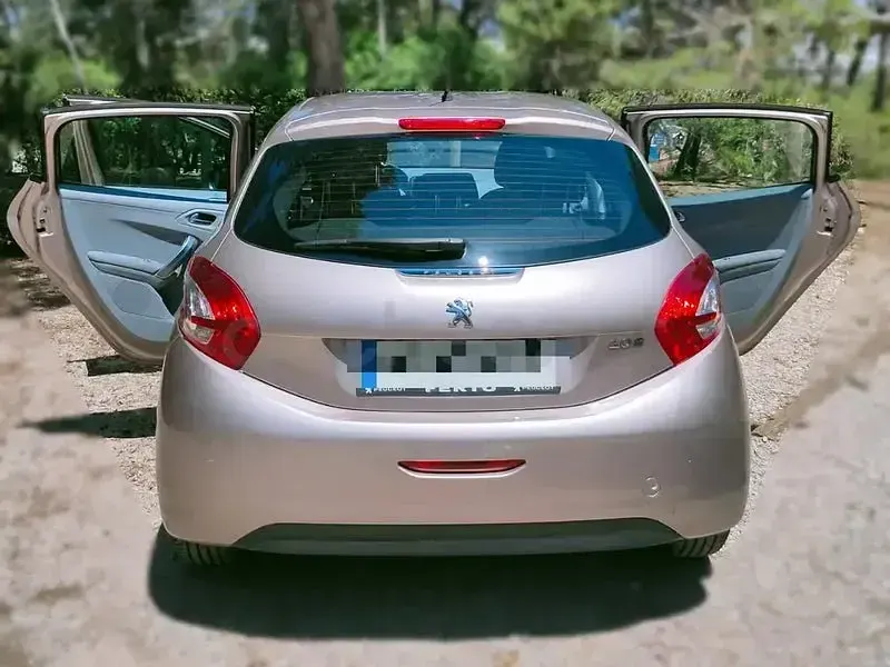 Usado Peugeot 208 Allure 120 CV (88 kW) 2013 Beige Utilitario