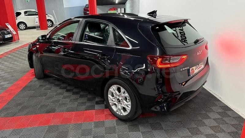Używany Kia Ceed 100 KM (73 kW) 2022 Czarny Hatchback