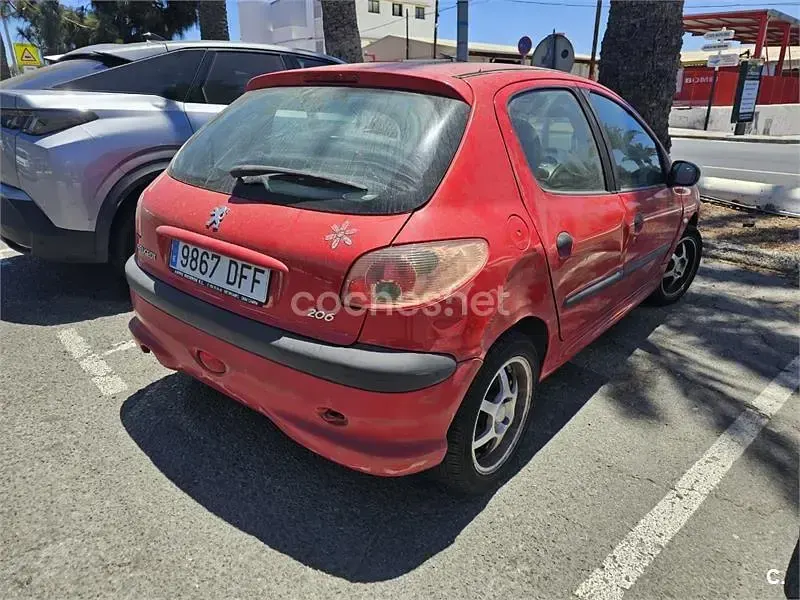 Usado Peugeot 206 75 CV (55 kW) 2005 Rojo Berlina