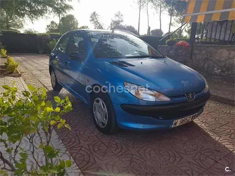 Usado Peugeot 206 70 CV (51 kW) 1999 Azul Utilitario