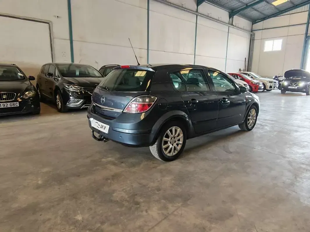 Usado Opel Astra Cosmo 99 CV (72 kW) 2007 Gris Utilitario