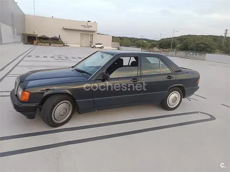 Usado Mercedes 190 126 CV (92 kW) 1990 Azul Berlina