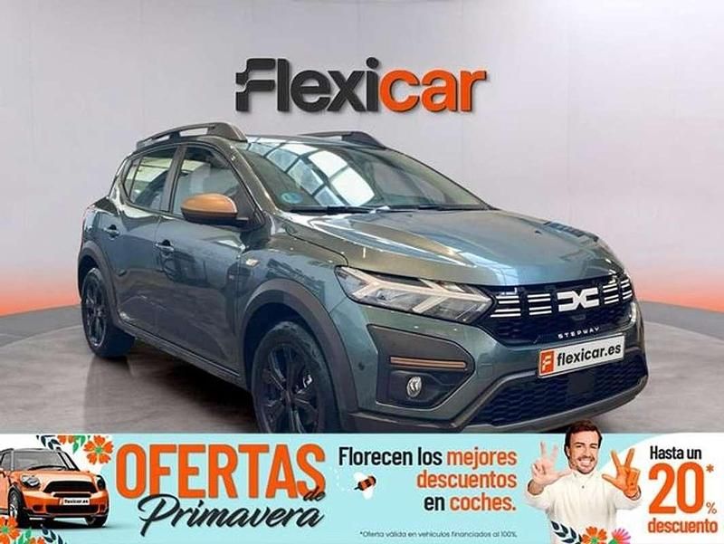 Usado Dacia Sandero Expression 101 CV (74 kW) 2023 Verde Utilitario