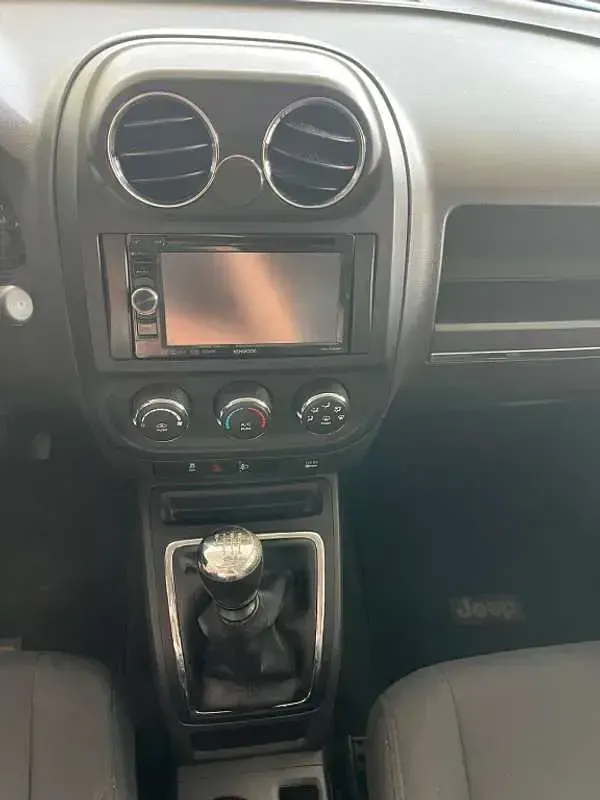 Usado Jeep Compass Limited 136 CV (100 kW) 2012 Gris SUV
