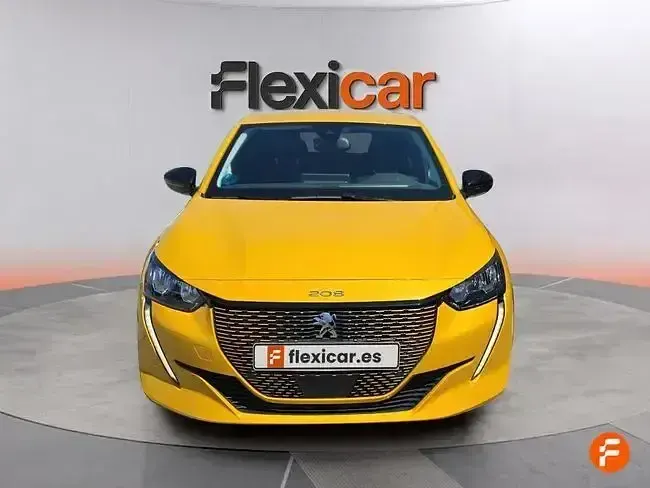 Usado Peugeot e-208 Allure 100 kW (136 CV) 2024 Amarillo Utilitario