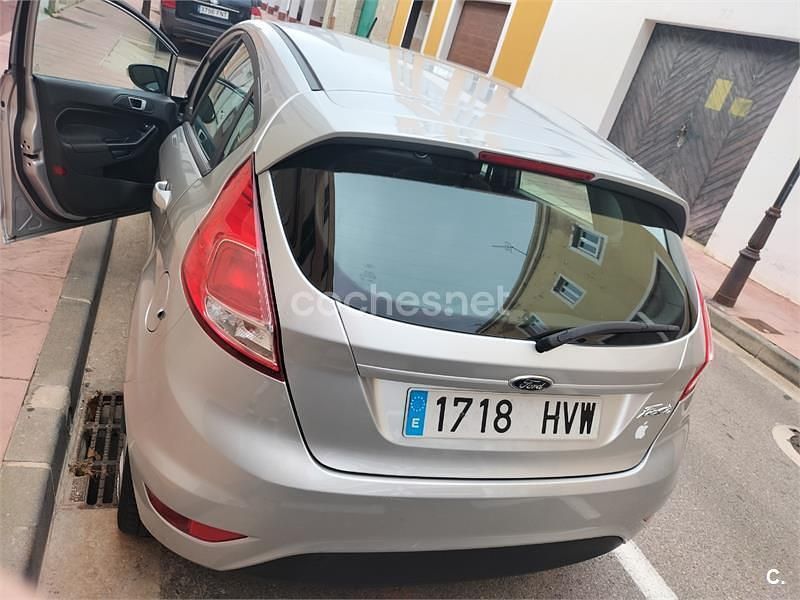 Gris / plata Usado 2014 Ford Fiesta Trend Berlina | 7000 € - Imagen 1/4