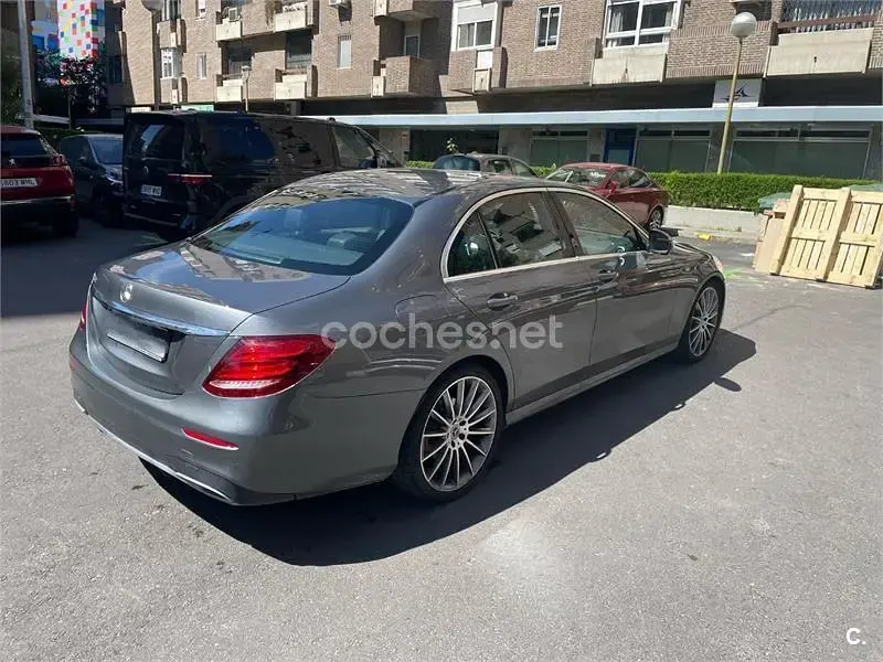 Usado Mercedes E220 194 CV (142 kW) 2019 Gris / plata Berlina