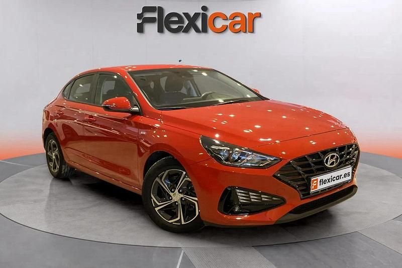Rojo Usado 2021 Hyundai i30 Berlina | 18.490 € (Buen precio) - Imagen 1/4