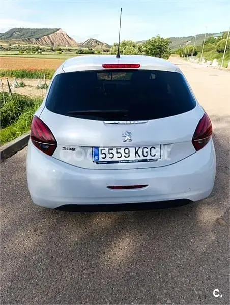 Usado Peugeot 208 Style 82 CV (60 kW) 2017 Blanco Utilitario