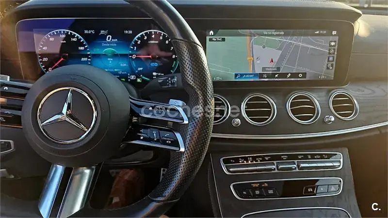 Usado Mercedes E300 320 CV (235 kW) 2021 Blanco Familiar