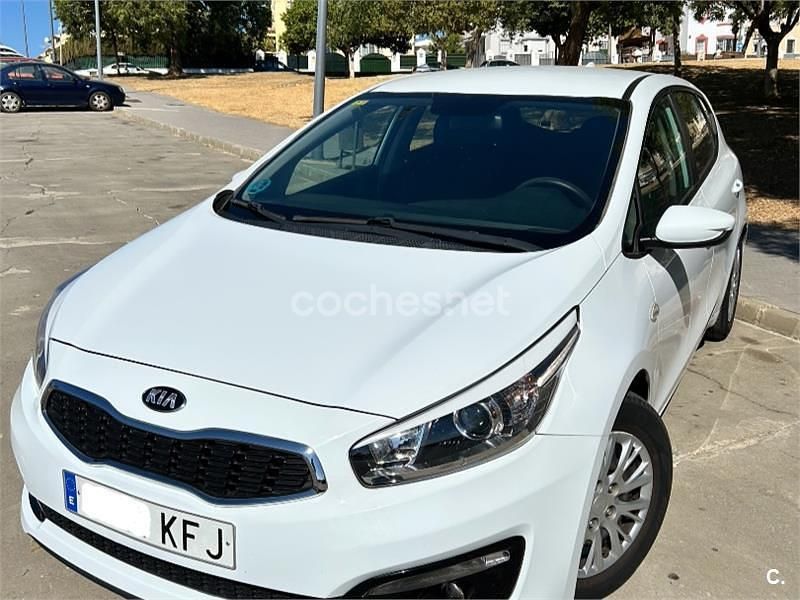 Blanco Usado 2017 Kia Ceed GT Berlina | 10.850 € (Un poco caro) - Imagen 1/4