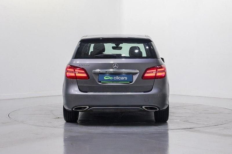 Usado Mercedes B200 150 CV (110 kW) 2019 Gris / plata Monovolumen