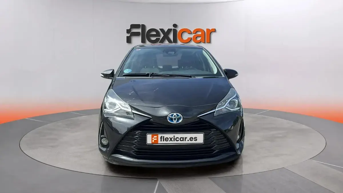 Usado Toyota Yaris Hybrid Active 100 CV (73 kW) 2019 Negro Berlina