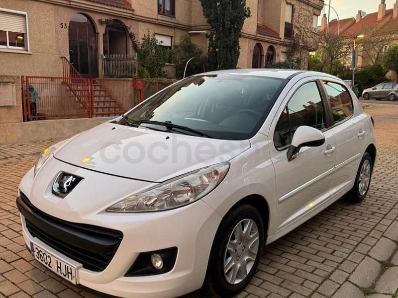Usado Peugeot 207 Active 70 CV (51 kW) 2012 Blanco Berlina