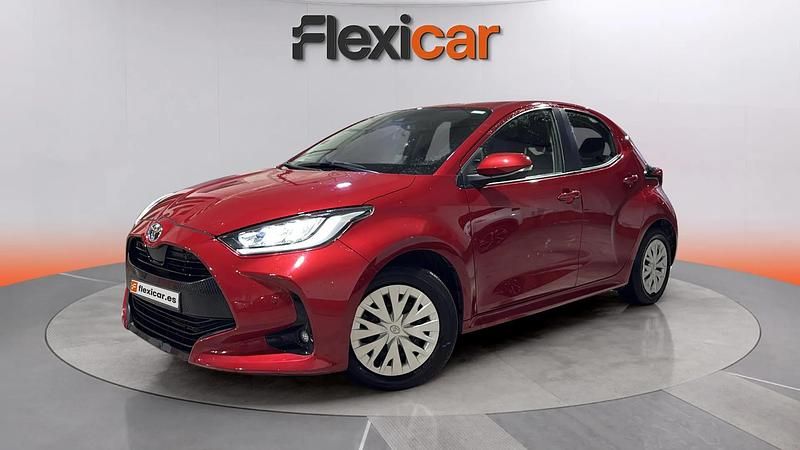 Usado Toyota Yaris Hybrid Active 116 CV (85 kW) 2023 Rojo Utilitario