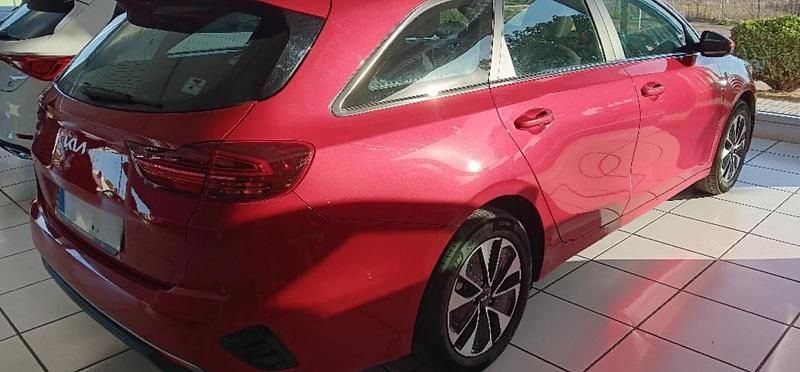 Usado Kia Ceed 101 CV (74 kW) 2025 Rojo Utilitario