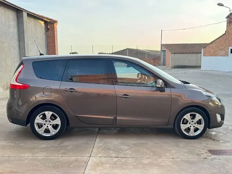 Usado Renault Grand Scénic Dynamique 130 CV (95 kW) 2011 Marrón Monovolumen
