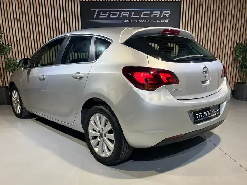 Usado Opel Astra Cosmo 110 CV (80 kW) 2011 Gris / plata Berlina