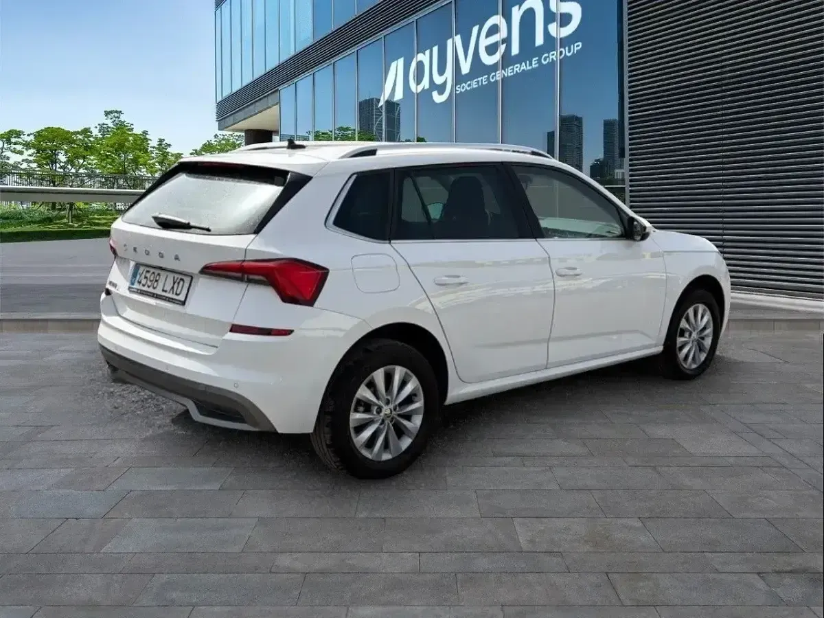 Usado Skoda Kamiq 110 CV (80 kW) 2022 Blanco SUV