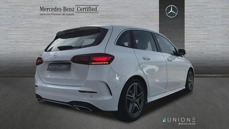 Usado Mercedes B180 AMG line 136 CV (100 kW) 2024 Blanco polar Monovolumen