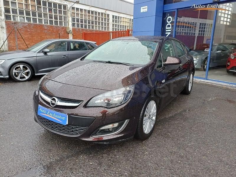 Usado Opel Astra Excellence 110 CV (80 kW) 2013 Granate Berlina