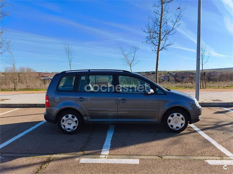 Usado VW Touran Trendline 100 CV (73 kW) 2003 Gris / plata Monovolumen