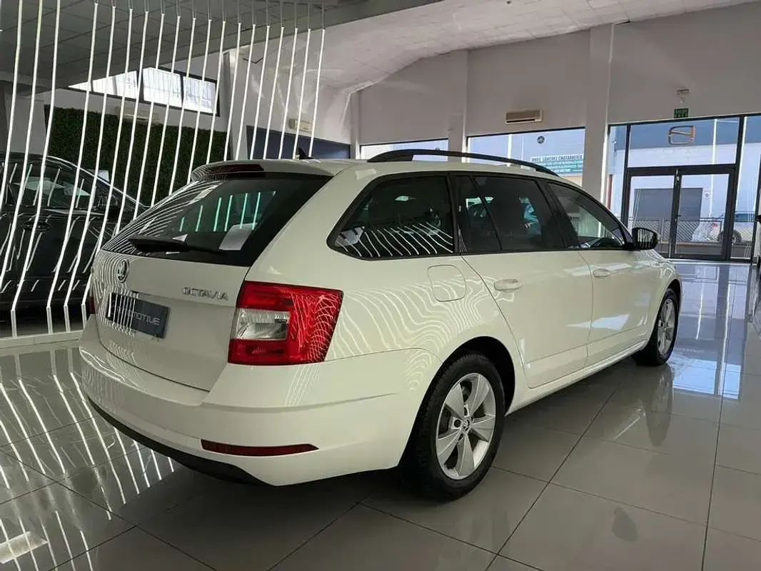 Usado Skoda Octavia Ambition 116 CV (85 kW) 2020 Blanco Familiar