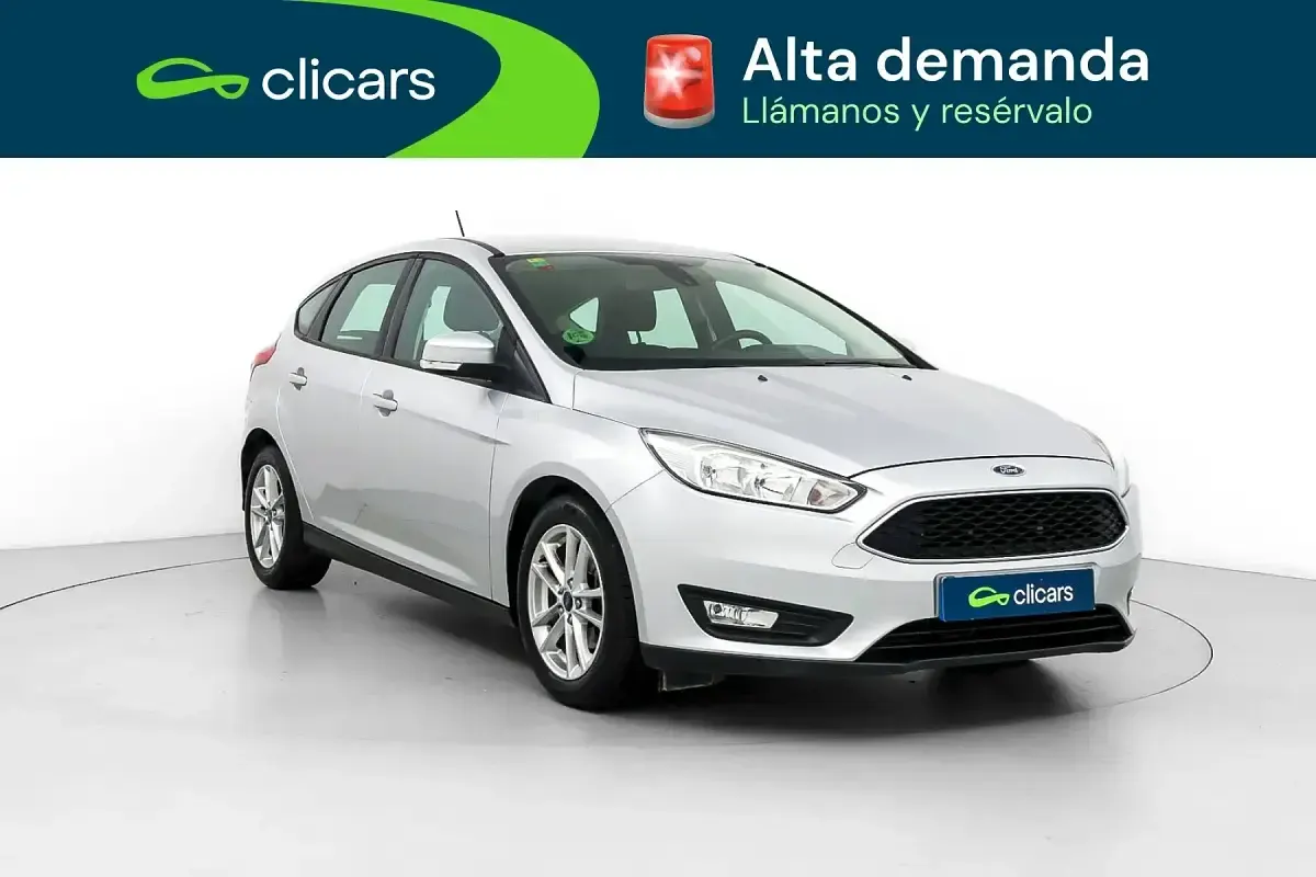 Usado Ford Focus Trend 125 CV (91 kW) 2017 Gris / plata Berlina