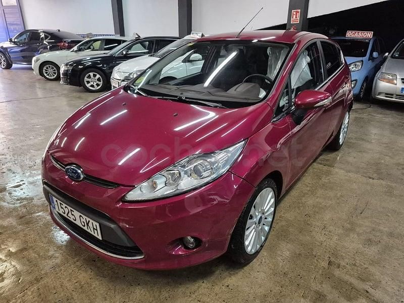 Usado Ford Fiesta Ghia 90 CV (66 kW) 2008 Granate Utilitario