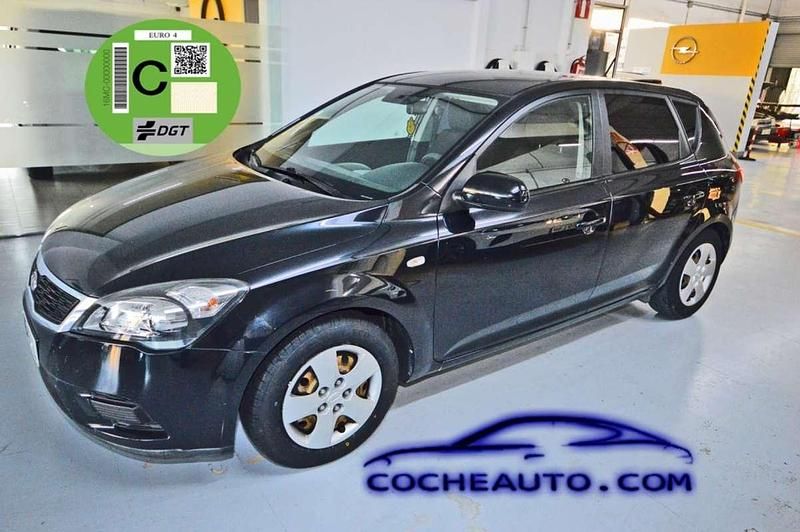Usado Kia Ceed 90 CV (66 kW) 2010 Negro Utilitario