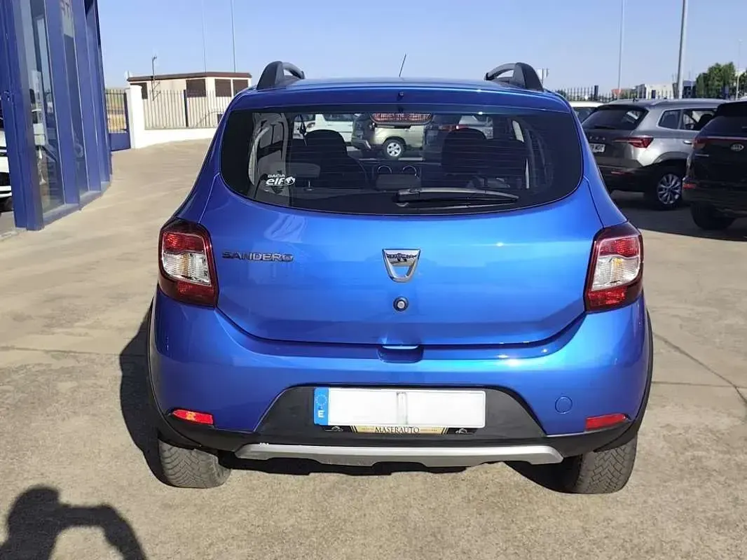 Usado Dacia Sandero Stepway 90 CV (66 kW) 2016 Azul Utilitario