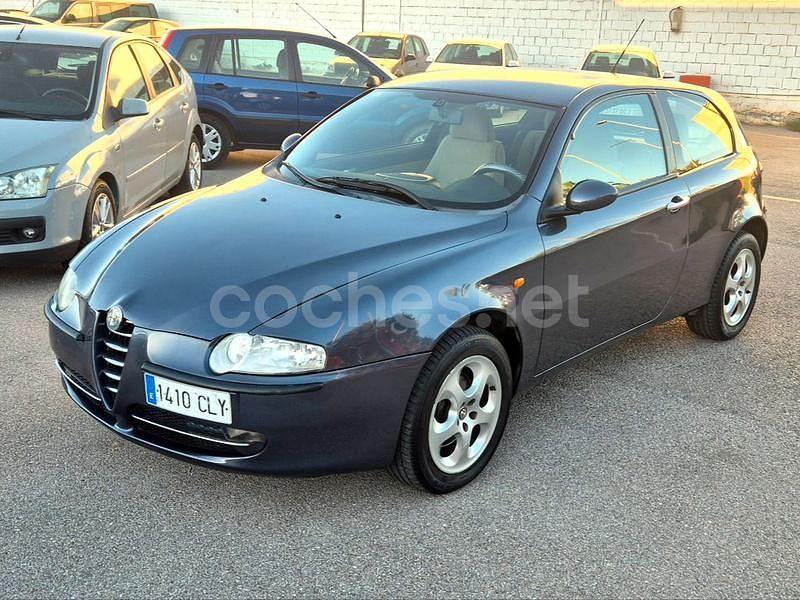 Gris / plata Usado 2003 Alfa Romeo 147 Distinctive Utilitario | 3200 € (Precio justo) - Imagen 1/4