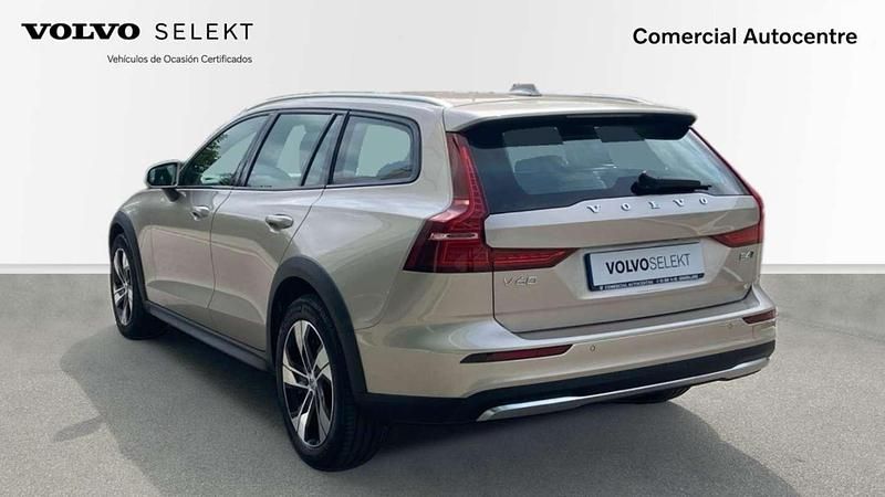 Usado Volvo V60 CC Core 197 CV (144 kW) 2023 Familiar