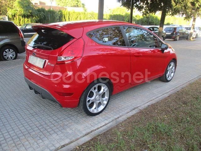 Usado Ford Fiesta Sport 90 CV (66 kW) 2009 Rojo Utilitario