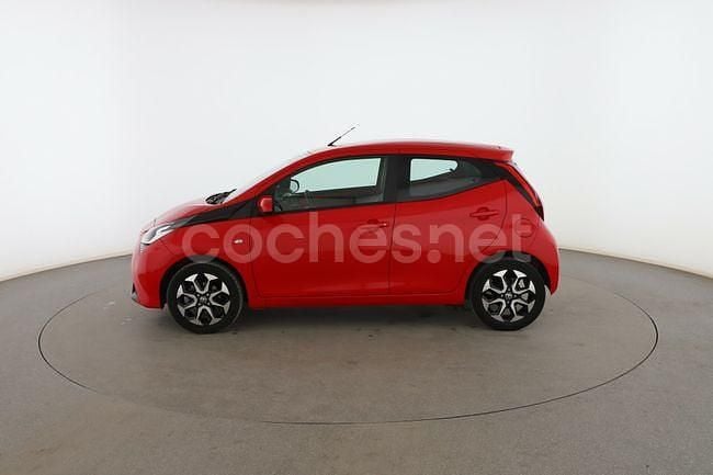 Usado Toyota Aygo X-play 72 CV (52 kW) 2020 Rojo Utilitario