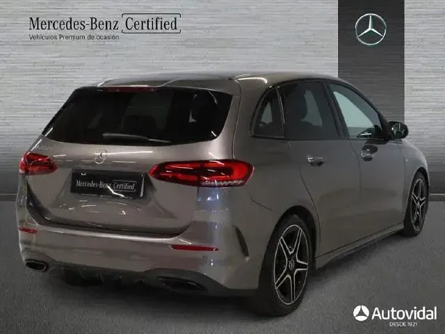 Usado Mercedes B200 150 CV (110 kW) 2022 Gris montaña Utilitario