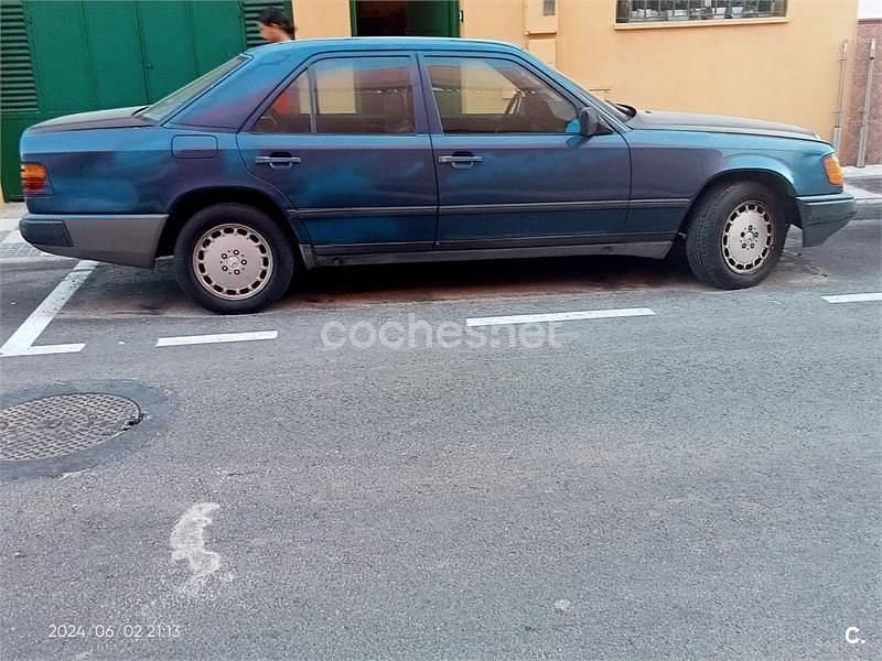 Usado Mercedes E300 231 CV (169 kW) 1991 Azul Berlina
