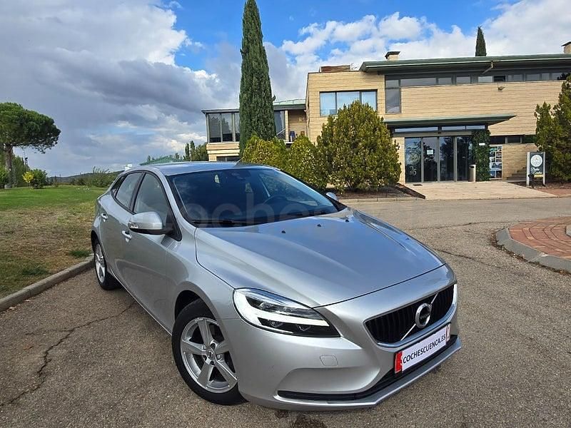 Usado Volvo V40 Kinetic 122 HP (89 kW) 2019 Cinzento Sedan