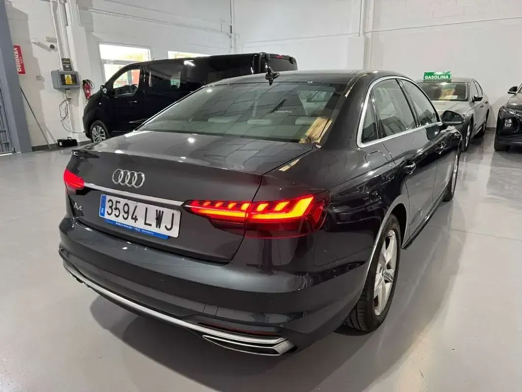 Usado Audi A4 Advanced Plus 163 CV (119 kW) 2022 Gris / plata Berlina
