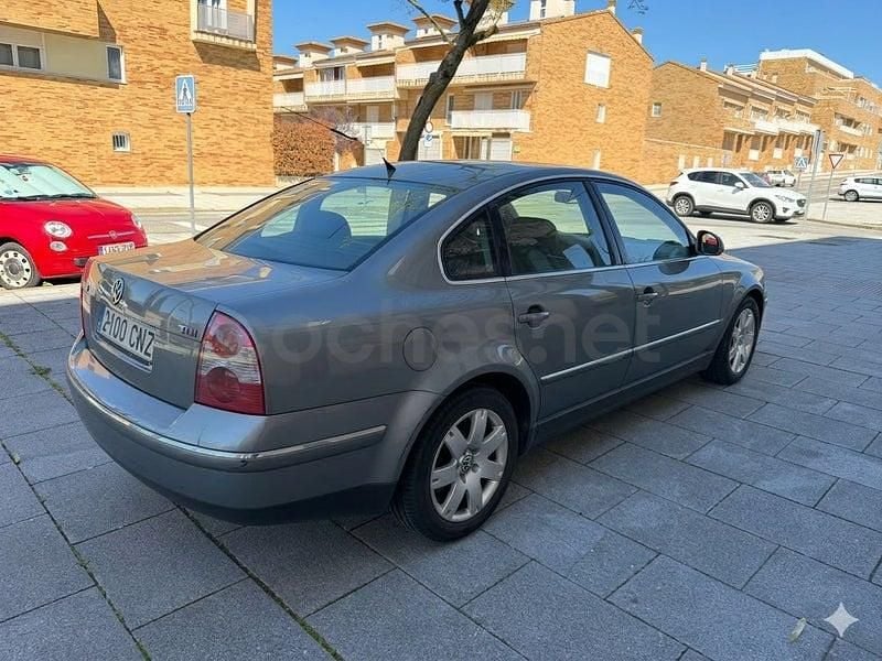 Usado VW Passat Highline 130 CV (95 kW) 2004 Gris / plata Berlina