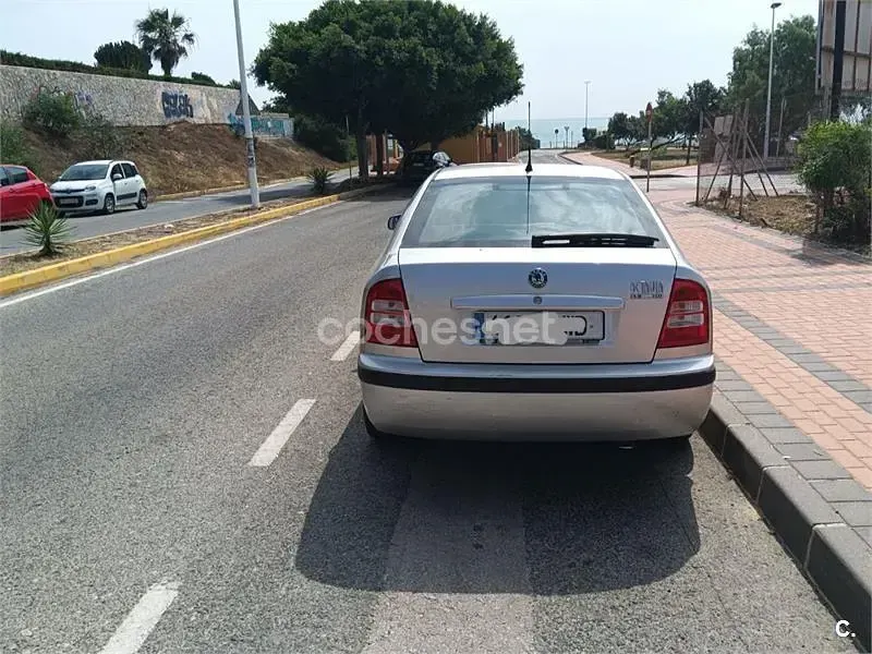 Usado Skoda Octavia Ambiente 90 CV (66 kW) 2004 Gris / plata Berlina
