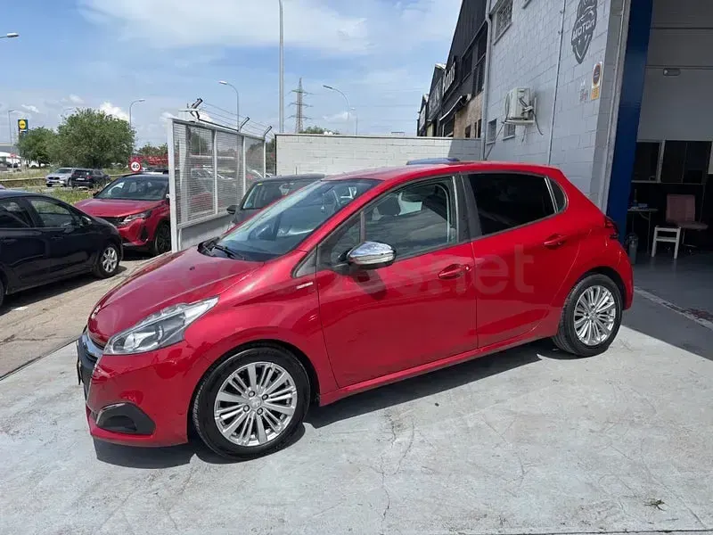 Usado Peugeot 208 Allure 82 CV (60 kW) 2018 Granate Utilitario